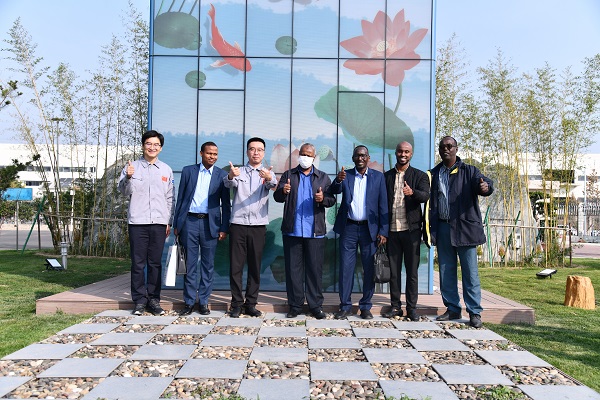 吉布提大使一行到红桃国际集团参观考察