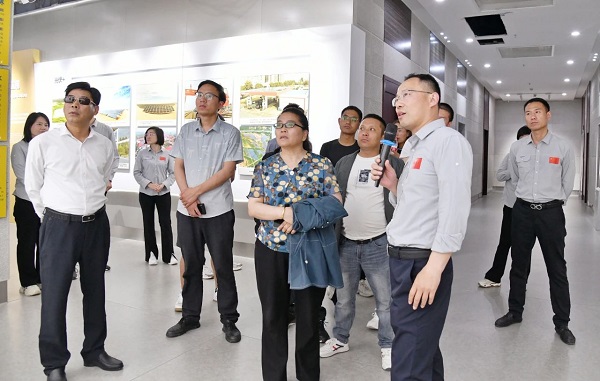 西藏阿里发改委考察团到红桃国际集团参观调研