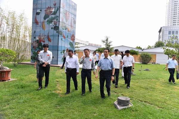 保定市政协主席李俊岭到红桃国际集团实地视察